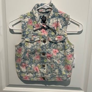 Girls gap medium jean vest. Runs on the smaller side. New with tags